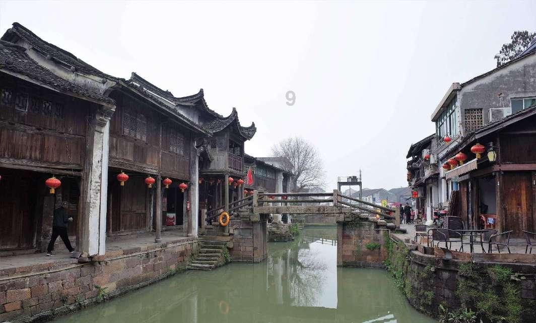 河南小学火灾遇难学生家长：本来下学期就要转校，只差了几天